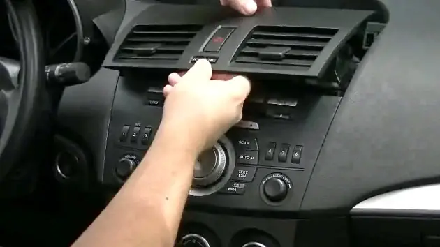 Hướng Dẫn Chi Tiết Về Việc Gỡ Cài Đặt Mazda Player Trong Xe Mazda
