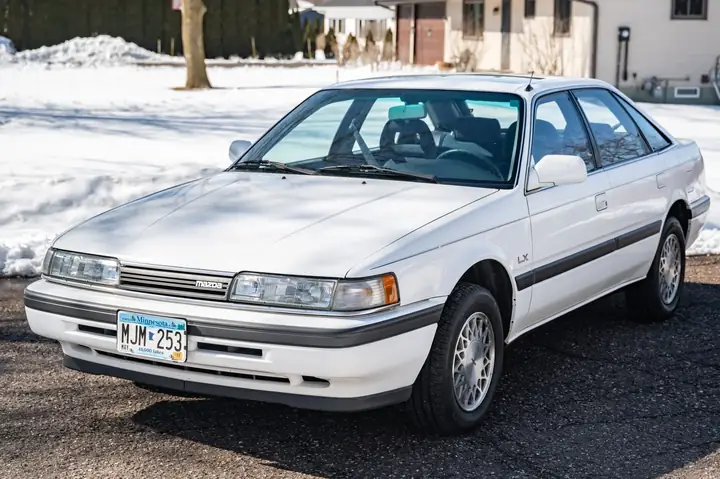 Mazda 626 Màu Trắng: Lựa Chọn Của Người Yêu Xe Cổ Điển Và Những Điều Cần Biết