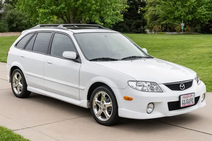 Đánh Giá Chi Tiết Mazda Protege5 Màu Trắng: Hatchback Gia Đình Linh Hoạt Từ Nhật Bản