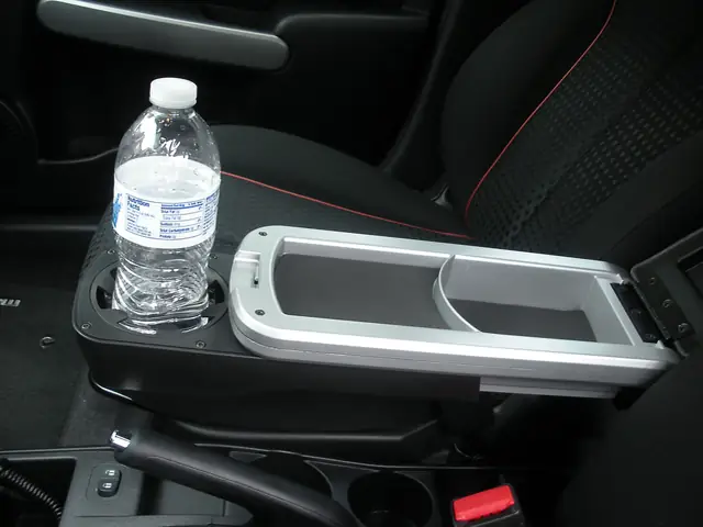 Tại Sao Mazda 2 Không Có Bệ Tỳ Tay Trung Tâm? Khám Phá Lý Do Và Giải Pháp