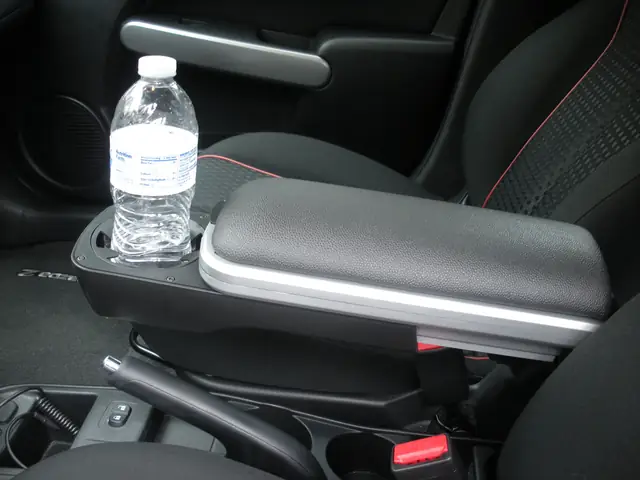 Tại Sao Mazda 2 Không Có Bệ Tỳ Tay Trung Tâm? Khám Phá Lý Do Và Giải Pháp