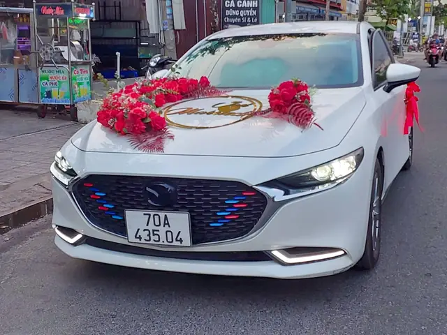 Thuê Xe Hoa Mazda 3 Giá Tốt – Xe Cưới Mazda 3 Đầy Đủ Dịch Vụ