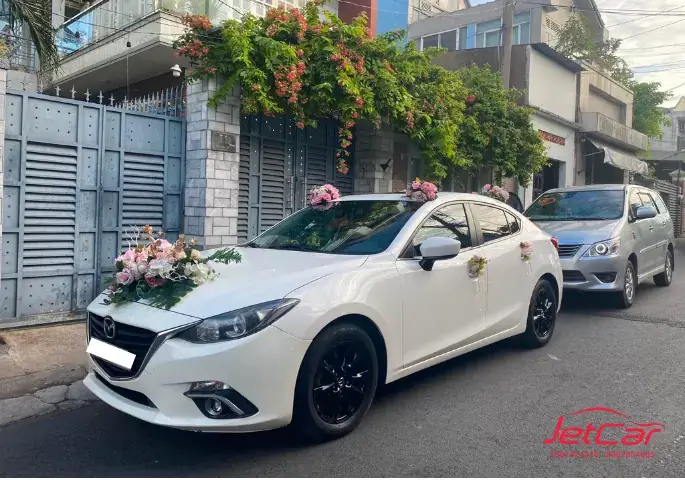 Thuê Xe Hoa Mazda 3 Giá Tốt – Xe Cưới Mazda 3 Đầy Đủ Dịch Vụ
