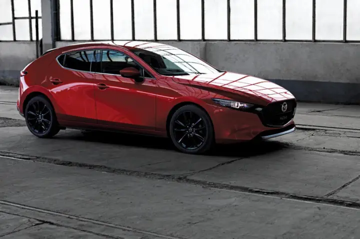 Khám Phá Mazda 3 ‘ferrari‑style’: Đèn Hậu, Wrap, Treo Khí Nén Và Cách Tự Lắp Đặt