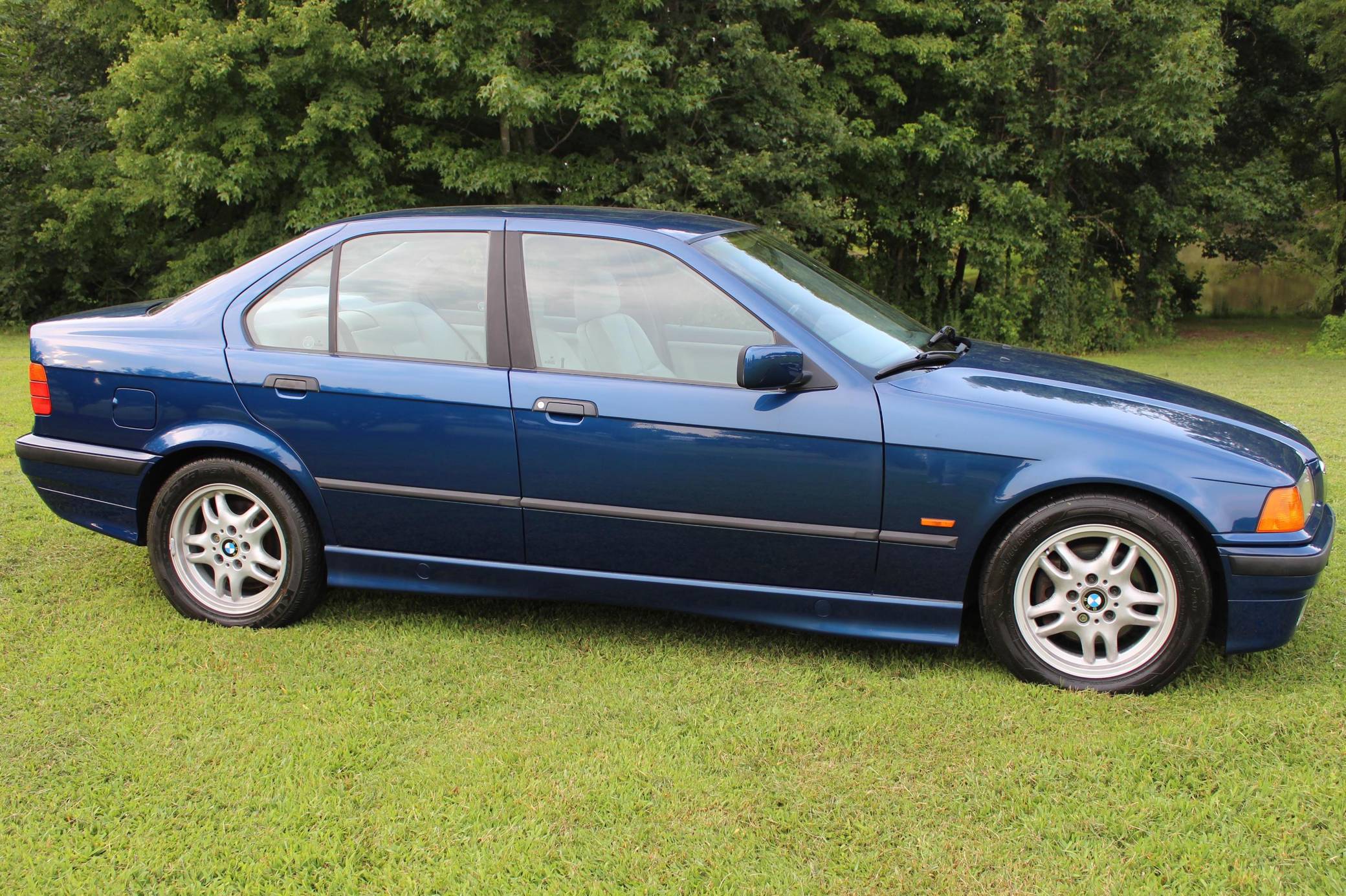 1997 BMW 328i Sedan: Huyền Thoại Dẫn Đường Của Dòng E36 4 1997 bmw 328i sedan - Hình 2