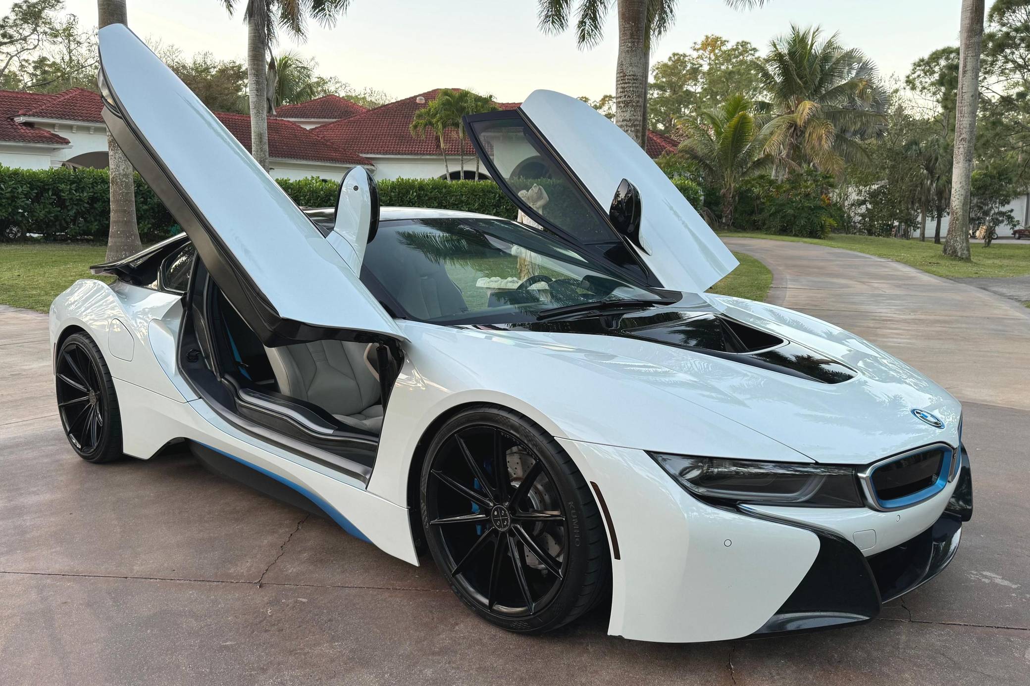 2014 BMW i8: Siêu Xe Plug-in Hybrid Định Nghĩa Lại Tương Lai 4 2014 bmw i8 - Hình 2