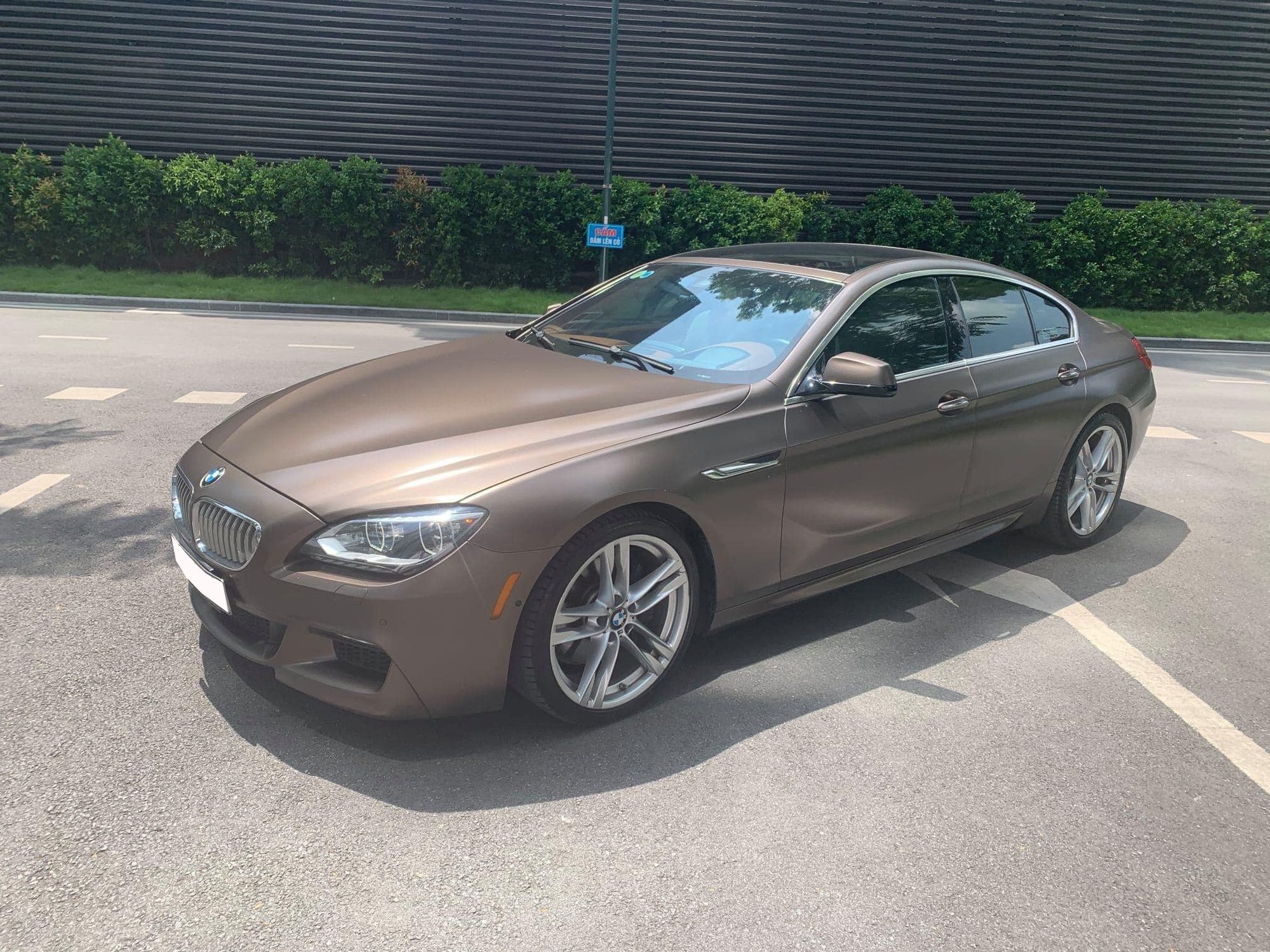 Bán BMW 650i: Kinh Nghiệm Mua Xe Cũ Đỉnh Cao Với Động Cơ V8 Mạnh Mẽ 4 bán bmw 650i - Hình 2