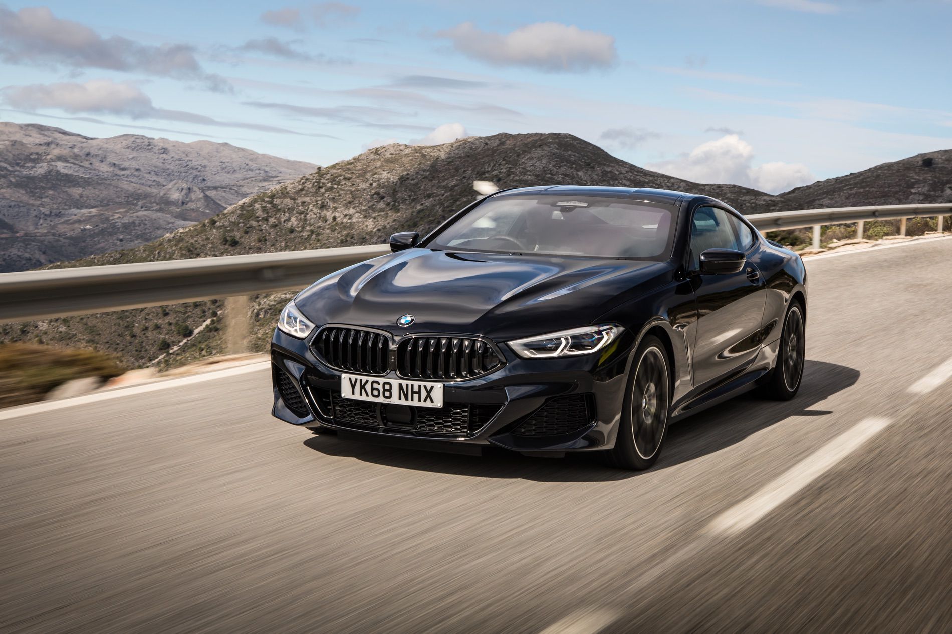 Black BMW: Đẳng Cấp Xe Hơi Đen Huyền Bí Và Sức Hút Vượt Thời Gian 2 black bmw - Hình 4