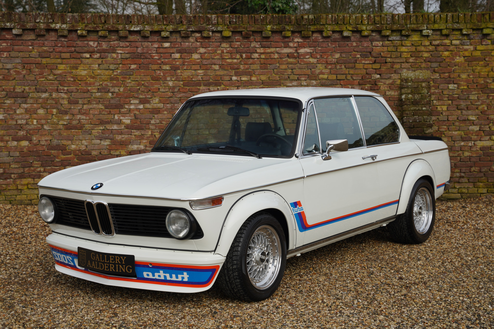 BMW 02: Huyền Thoại Sedan Thể Thao Định Hình Tương Lai BMW 3 bmw 02 - Hình 2