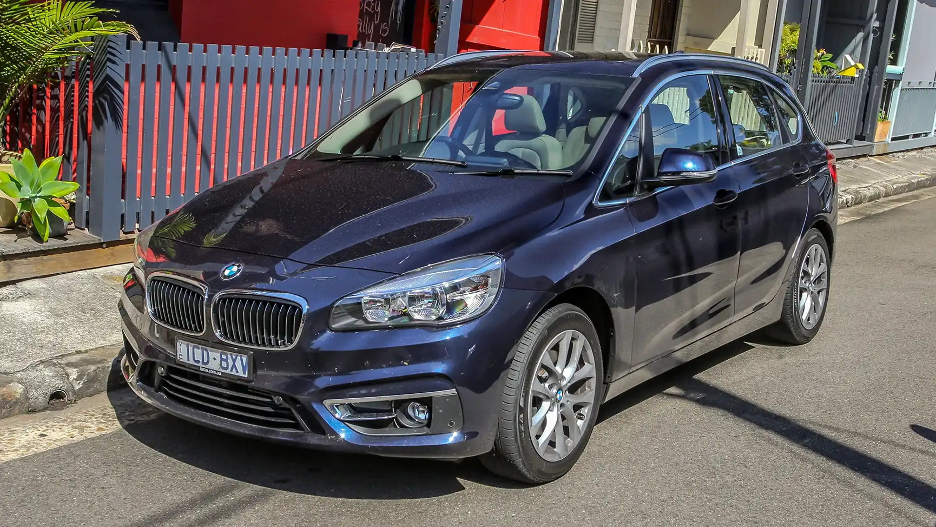 BMW 218i Active Tourer 2015: Đánh giá chi tiết từ A-Z cho người mua xe cũ 3 bmw 218i active tourer 2015 - Hình 3