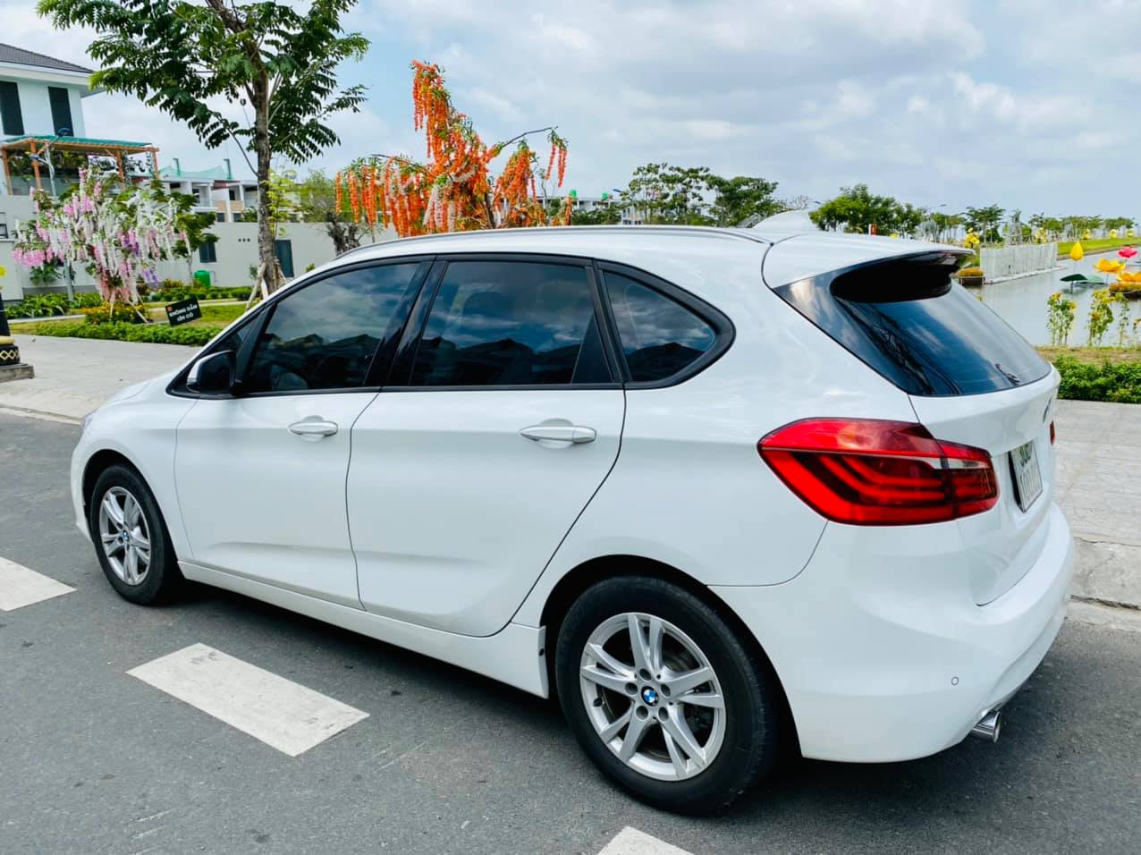 BMW 218i Active Tourer: Đánh Giá Chi Tiết Từ A-Z Cho Người Mua Xe Gia Đình 4 bmw 218i active tourer - Hình 1