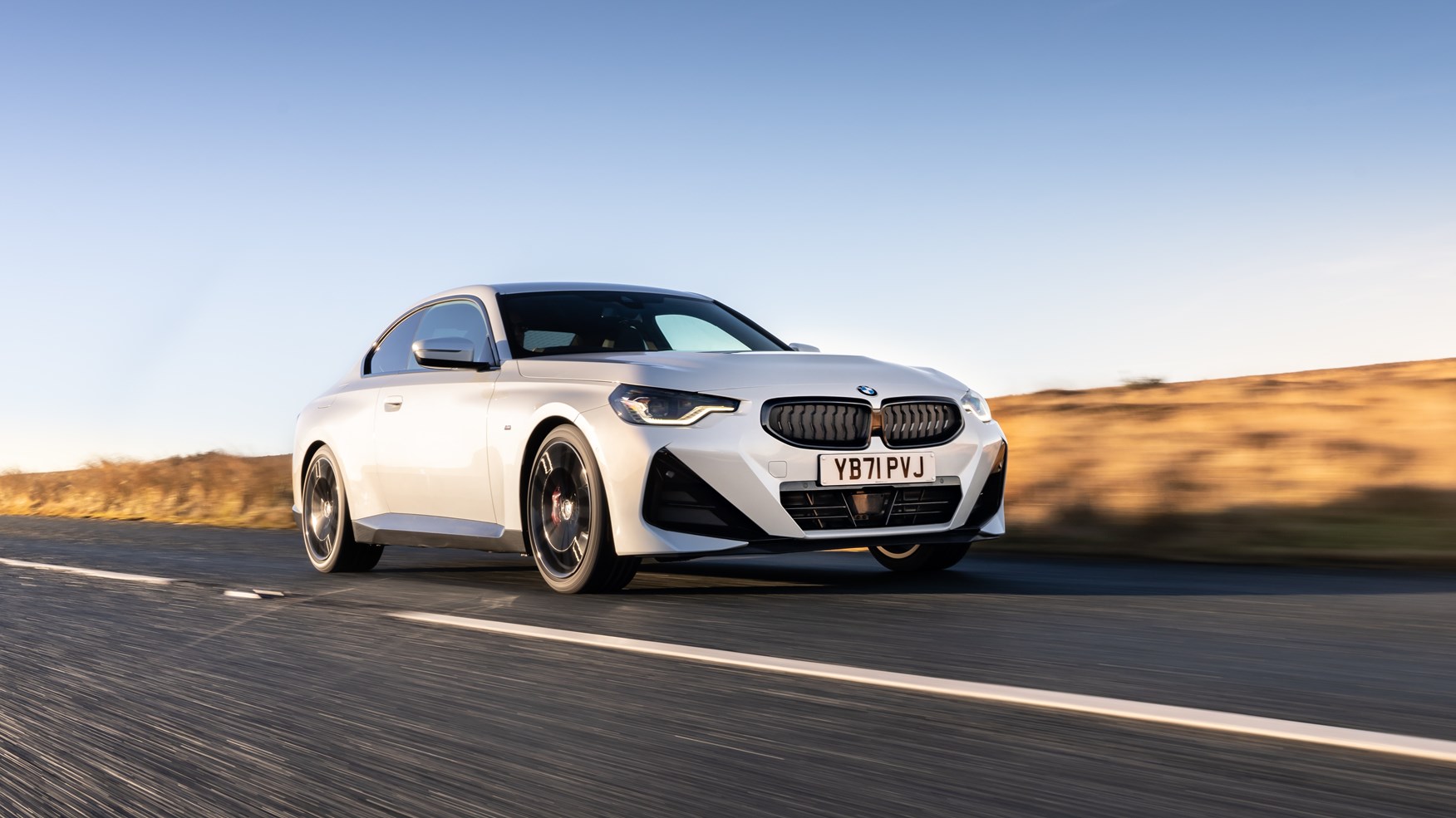 BMW 220i: Đánh giá chi tiết từ thiết kế, vận hành đến giá lăn bánh 2025 4 bmw 220i - Hình 2