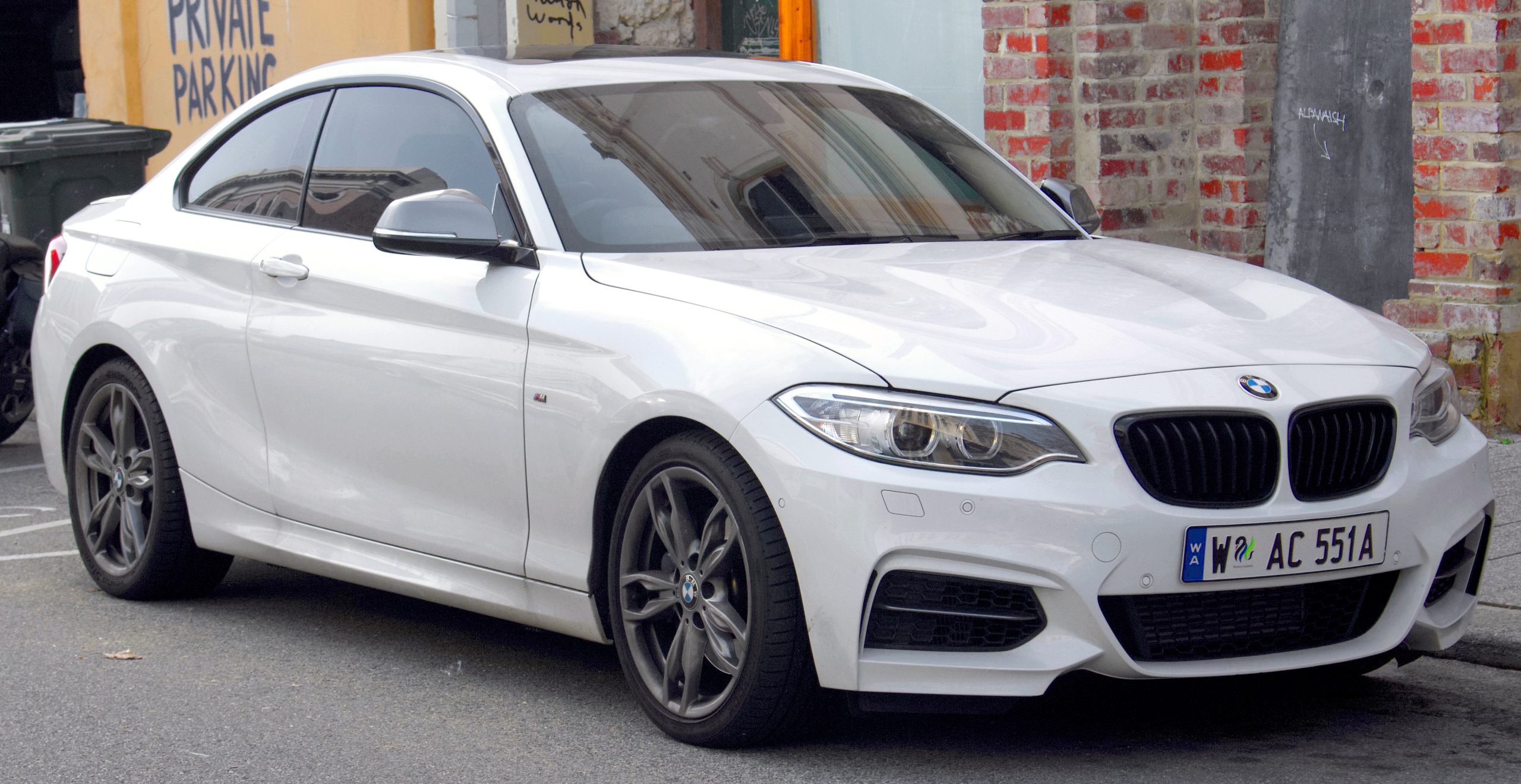 BMW 220i: Đánh giá chi tiết từ thiết kế, vận hành đến giá lăn bánh 2025 3 bmw 220i - Hình 3