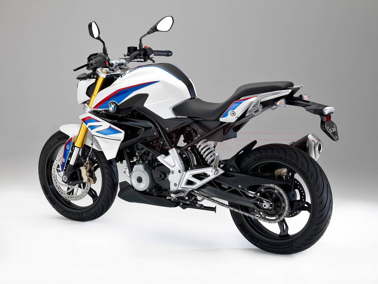 BMW 300R: Đánh Giá Chi Tiết Về Mẫu Xe Mô Tô Huyền Thoại 3 bmw 300r - Hình 3