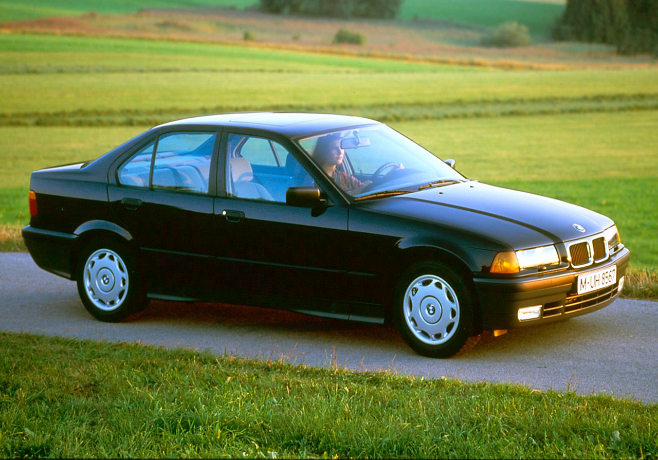 BMW 318i E36: Huyền Thoại Dẫn Đầu Phân Khúc Sedan Hạng Trung Những Năm 90 3 bmw 318i e36 - Hình 3