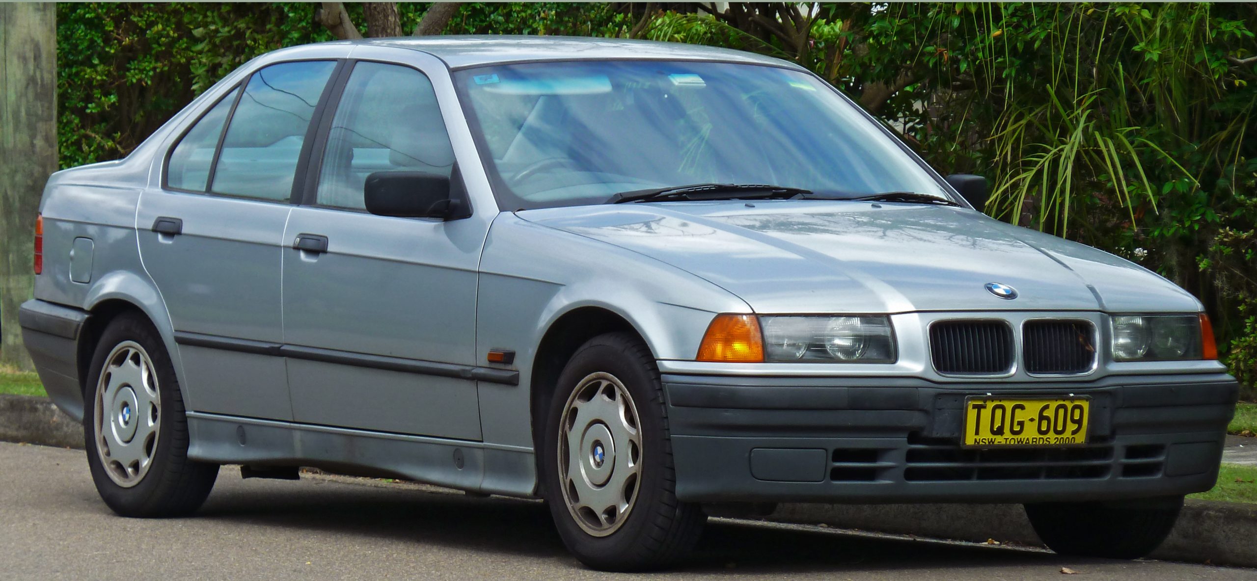 BMW 318i E36: Huyền Thoại Dẫn Đầu Phân Khúc Sedan Hạng Trung Những Năm 90 5 bmw 318i e36 - Hình 1
