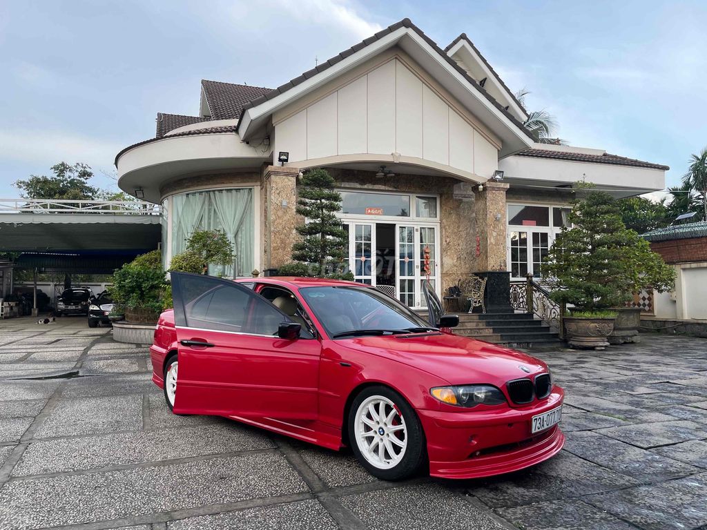 BMW 318i Số Sàn: Trải Nghiệm Lái Thuần Khiết Giữa Thế Giới Xe Sang 2 bmw 318i số sàn - Hình 4