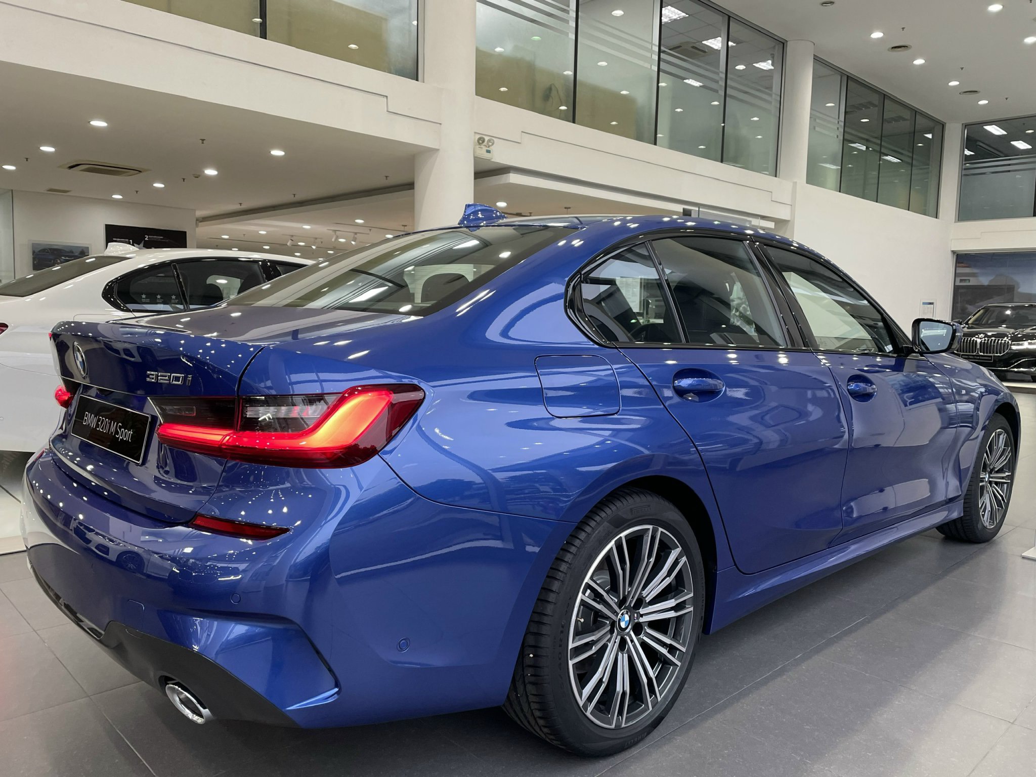 bmw 320i blue - Hình 1