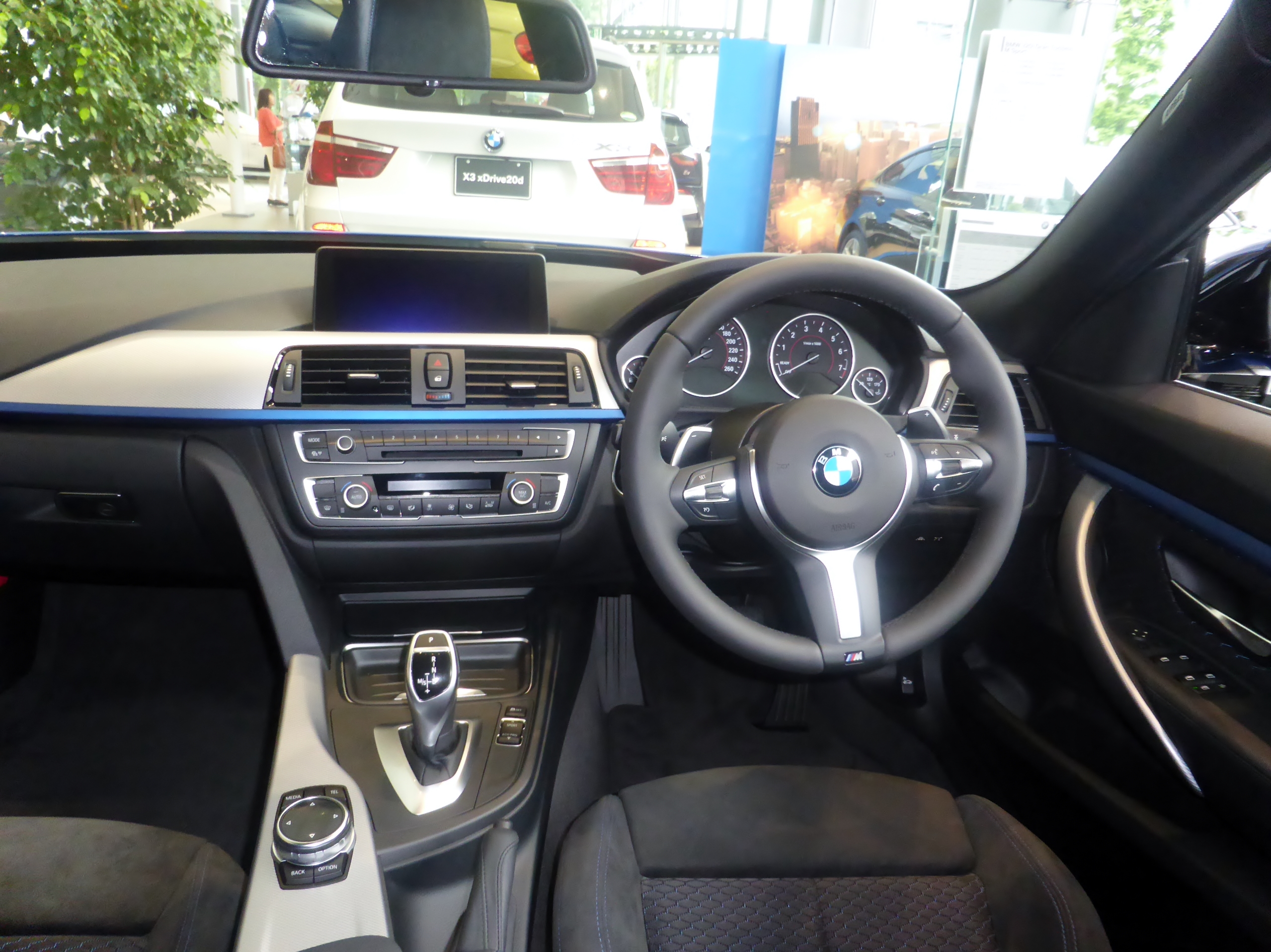 bmw 320i interior - Hình 2
