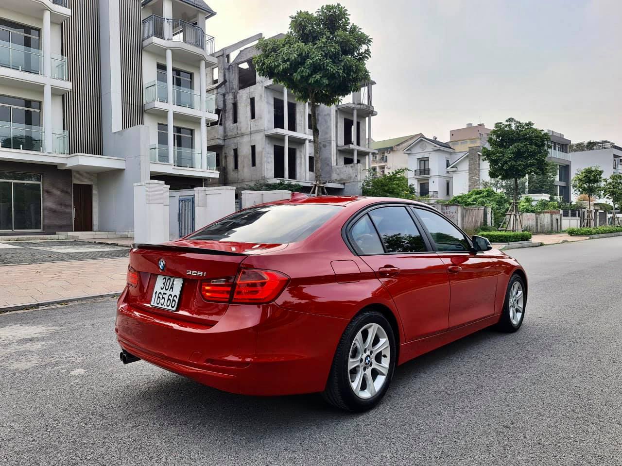 BMW 328i Giá Bao Nhiêu? Bảng Giá Chi Tiết, Lăn Bánh & Kinh Nghiệm Mua Xe 2025 1 bmw 328i giá - Hình 5