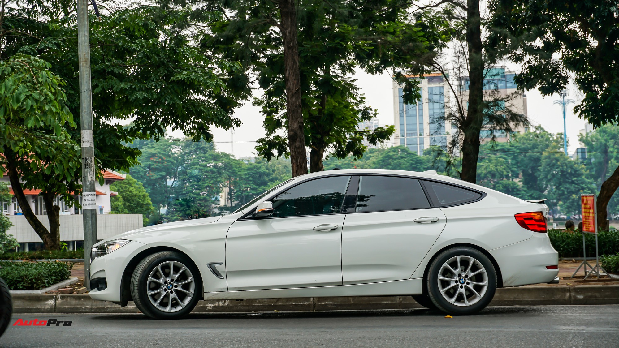 BMW 328i GT: Đánh giá chi tiết từ thiết kế, vận hành đến trải nghiệm thực tế 2 bmw 328i gt - Hình 3