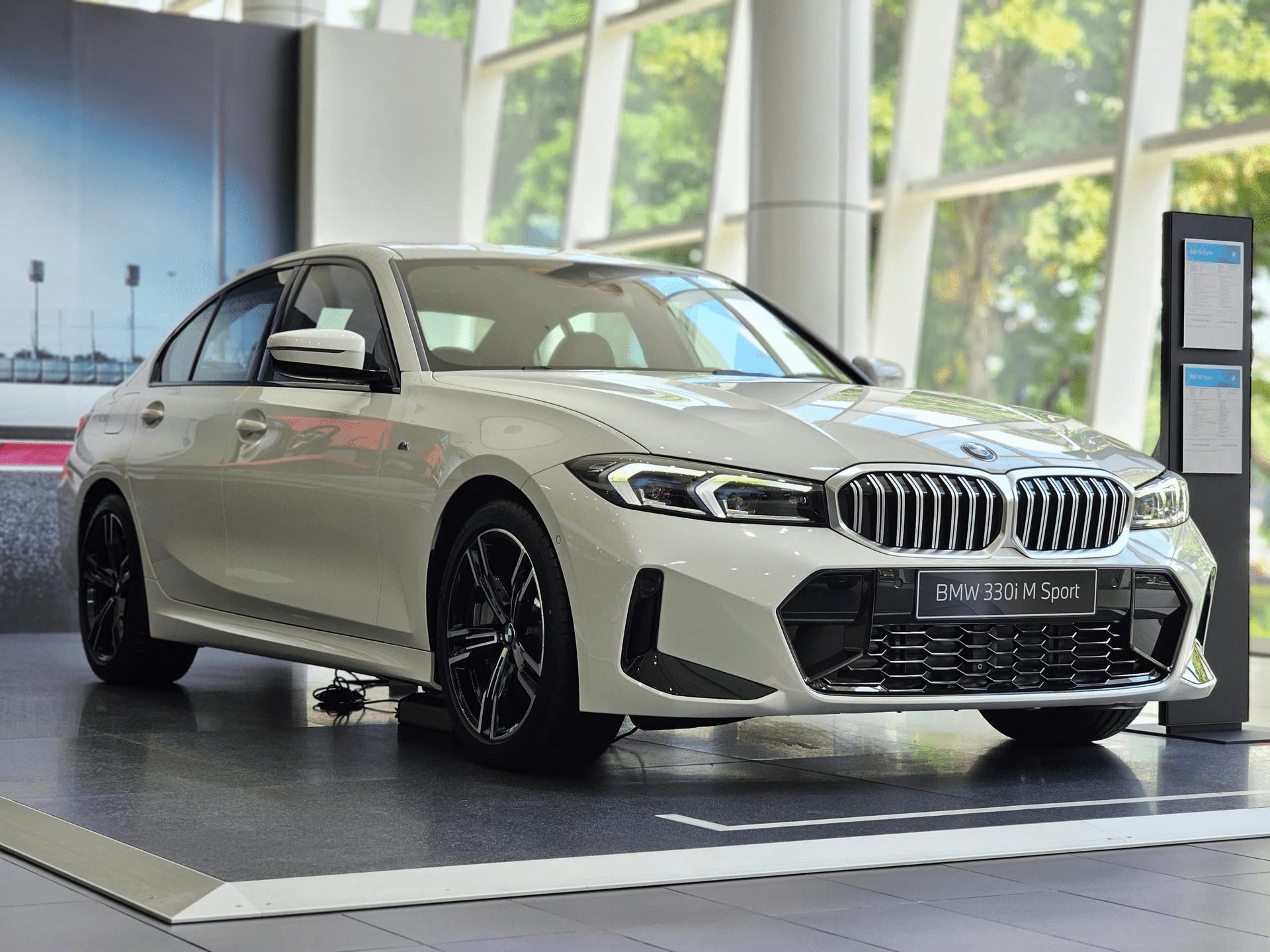 BMW 330i Sedan: Đẳng Cấp Xe Hạng Sang Trung Cấp Vận Hành Mạnh Mẽ 2 bmw 330i sedan - Hình 4