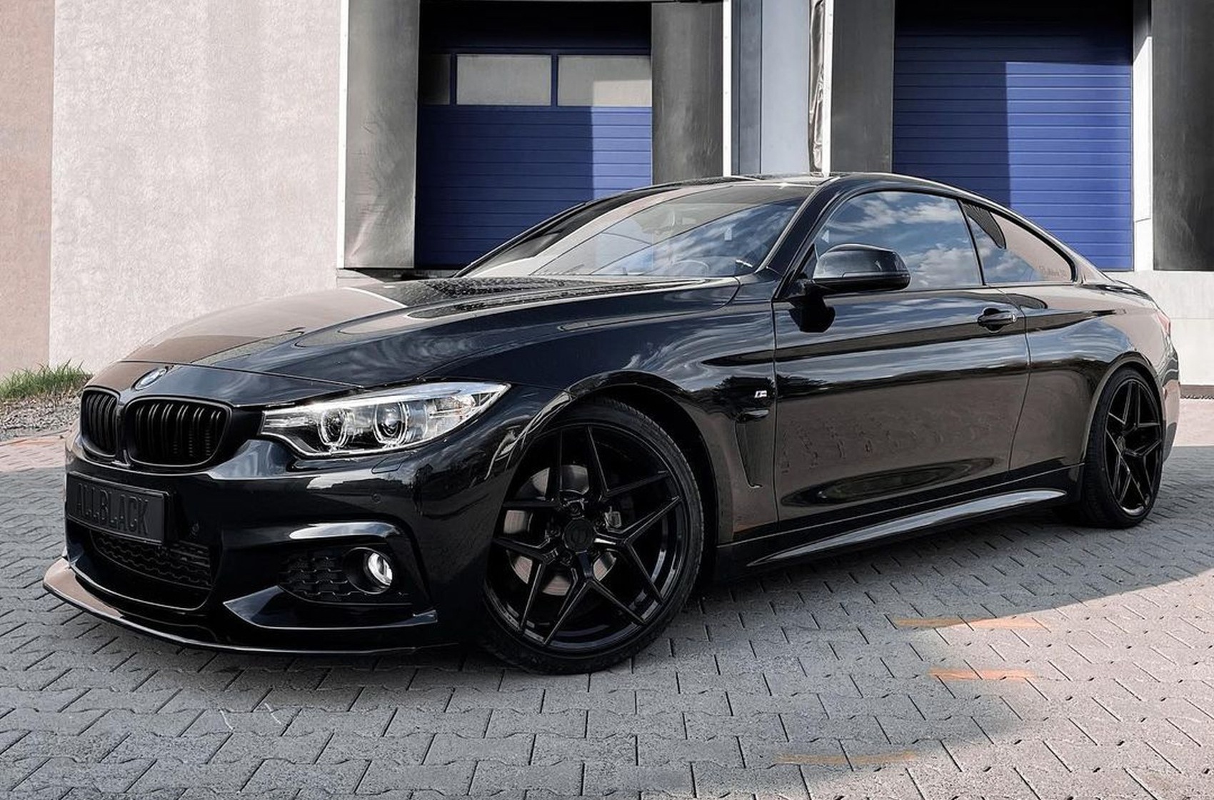 BMW 4 Series Black: Bí Mật Về Phiên Bản Màu Đen Huyền Thoại 3 bmw 4 series black - Hình 2