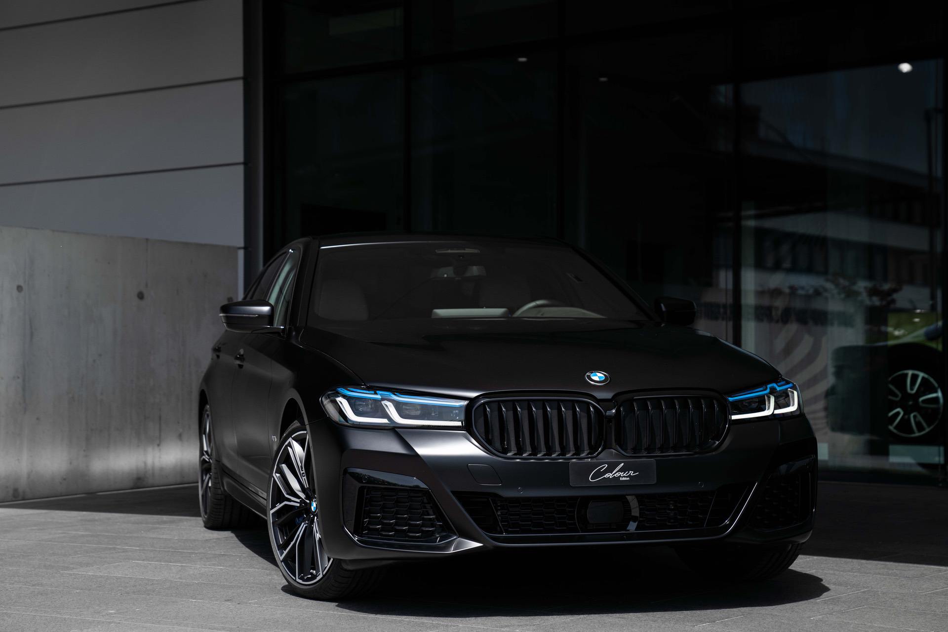 BMW 5 Series Black: Bí Mật Về Phiên Bản Sang Trọng Và Mạnh Mẽ Nhất 4 bmw 5 series black - Hình 2