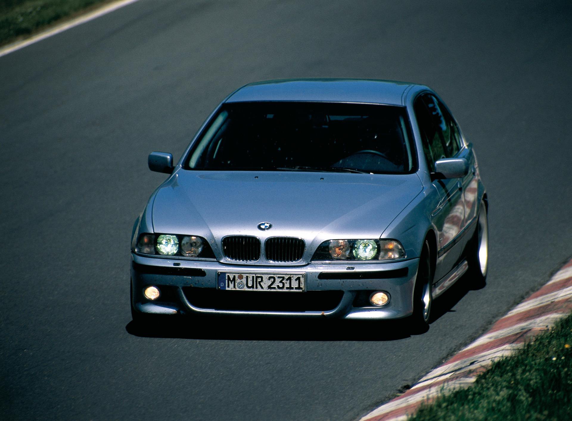 BMW 5 Series E39: Huyền Thoại Sedan Hạng Sang Trung Cổ Vẫn Còn Nguyên Giá Trị 2 bmw 5 series e39 - Hình 2