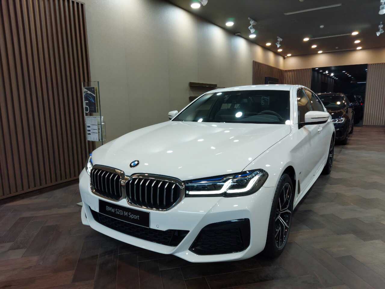 BMW 520i M Sport: Đẳng Cấp Sedan Hạng Sang Và Cảm Giác Lái Thể Thao Đích Thực 4 bmw 520i m sport - Hình 2