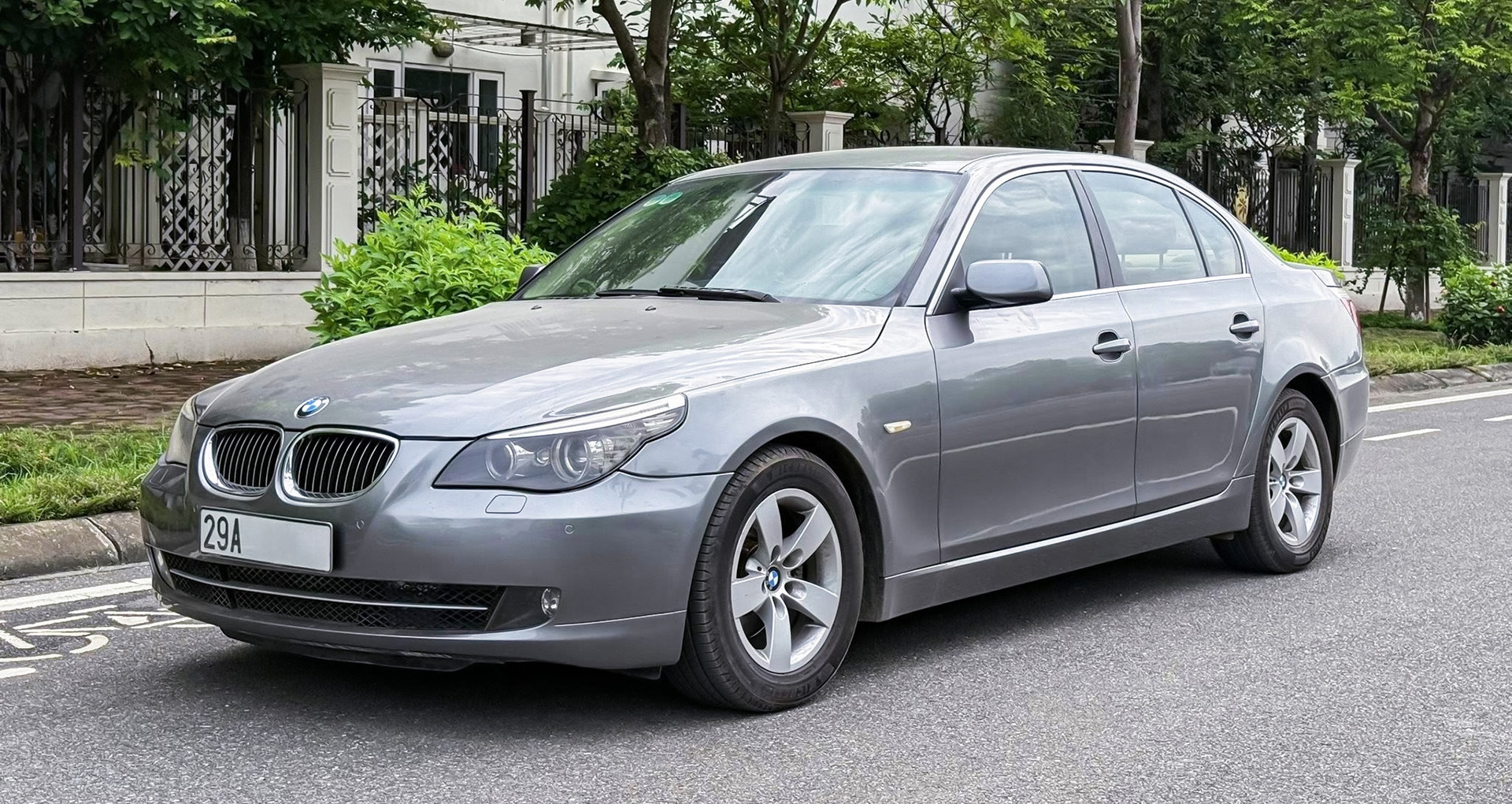 BMW 523i: Đánh giá chi tiết động cơ, vận hành và kinh nghiệm mua xe 3 bmw 523i - Hình 2