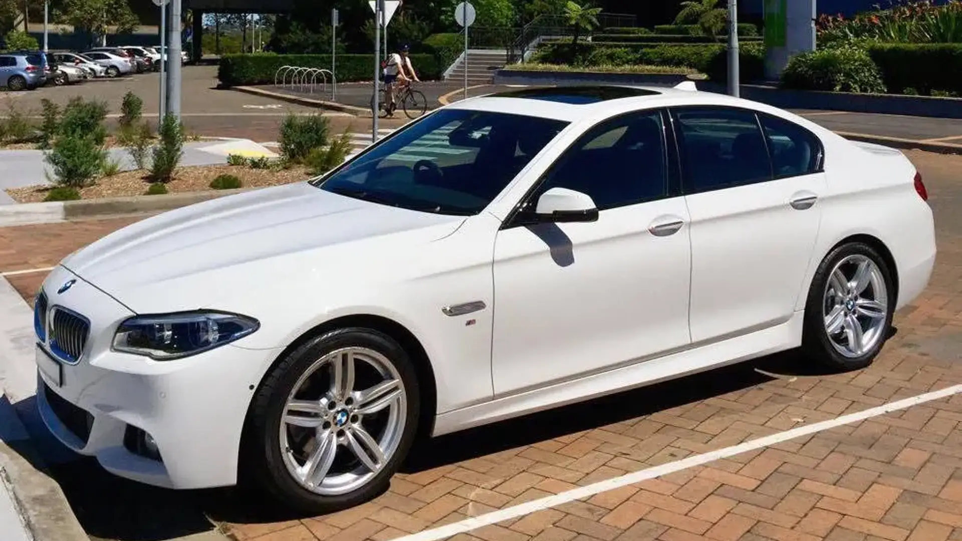BMW 528i: Đẳng Cấp Sedan Hạng Sang – Động Cơ 4 Xi Lanh Mạnh Mẽ Và Tiết Kiệm 3 bmw 528i - Hình 3