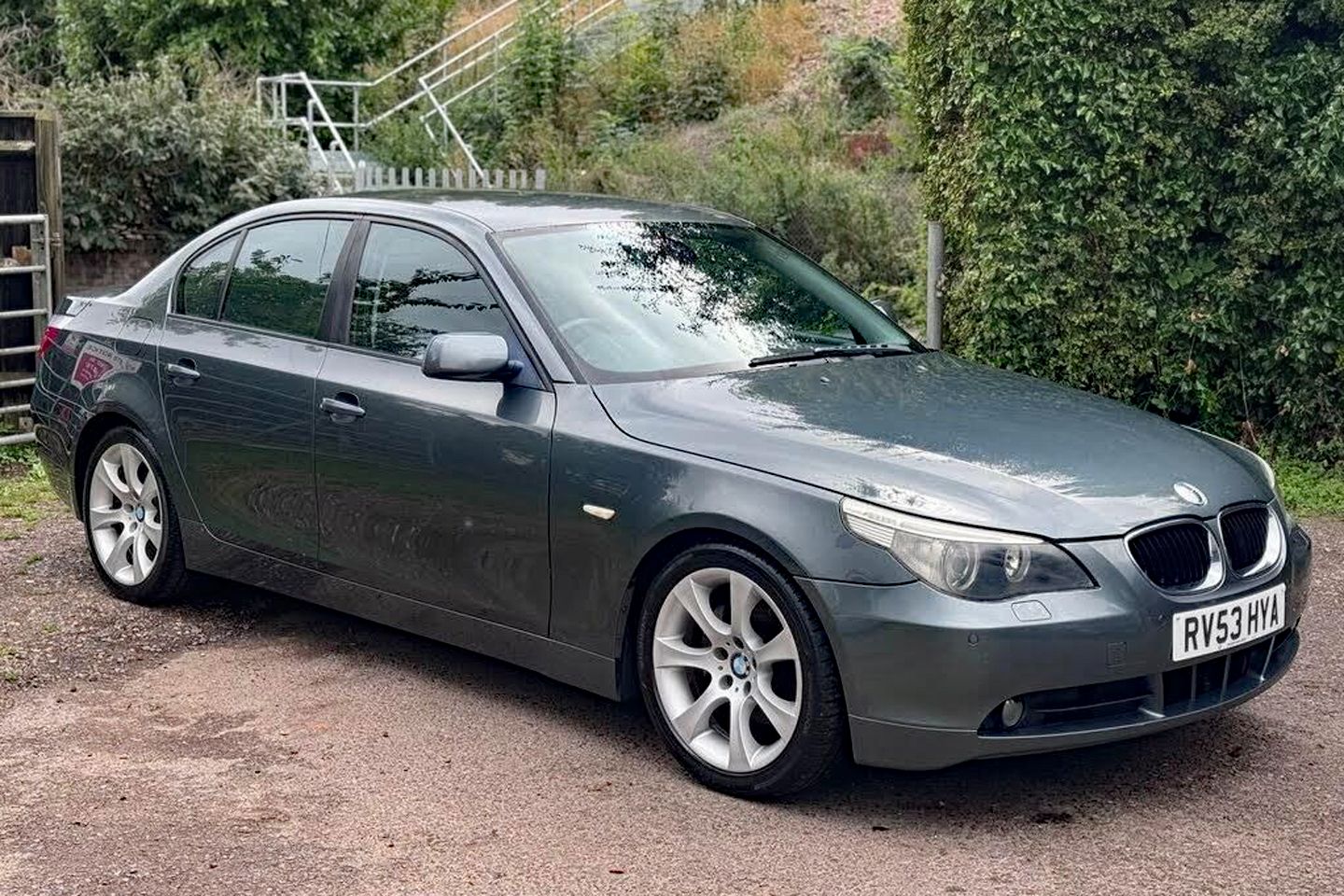 BMW 530i E60: Đánh giá chi tiết động cơ, vận hành và kinh nghiệm mua xe đã qua sử dụng 1 bmw 530i e60 - Hình 5