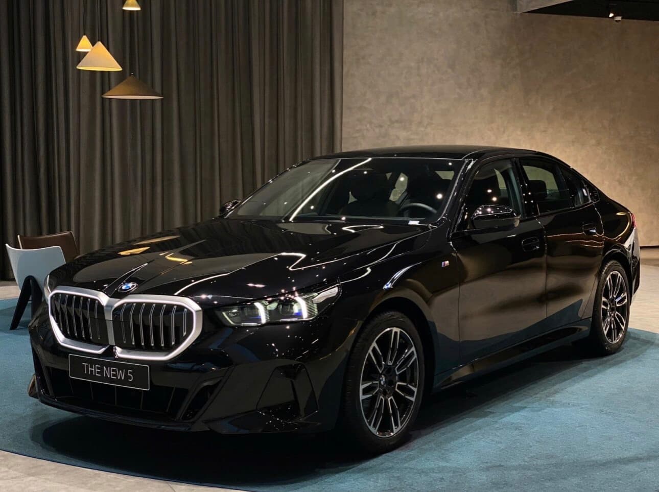 BMW 530i Sport: Đẳng Cấp Sedan Hạng Sang Trung Tâm Đầy Mãnh Lực 4 bmw 530i sport - Hình 2