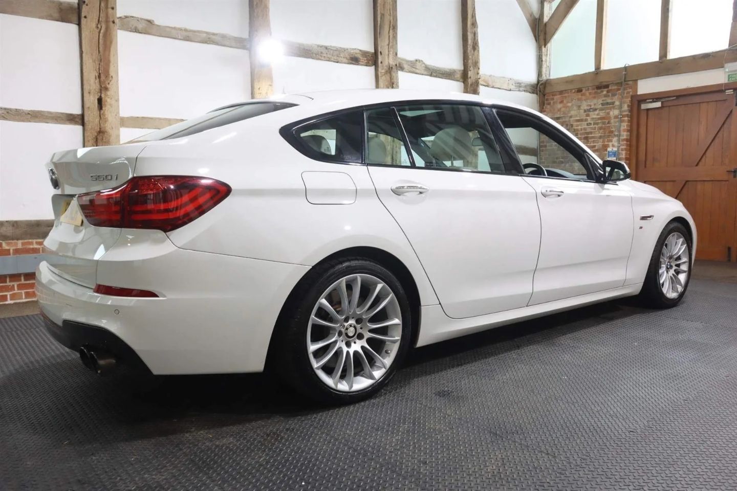 BMW 550i GT: Đẳng Cấp Grand Touring Đích Thực Từ Xứ Bavaria 4 bmw 550i gt - Hình 2