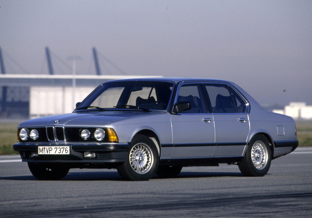BMW 745i: Đỉnh Cao Xe Hơi Hạng Sang - Động Cơ V8, Công Nghệ Vượt Thời Gian 1 bmw 745i - Hình 5