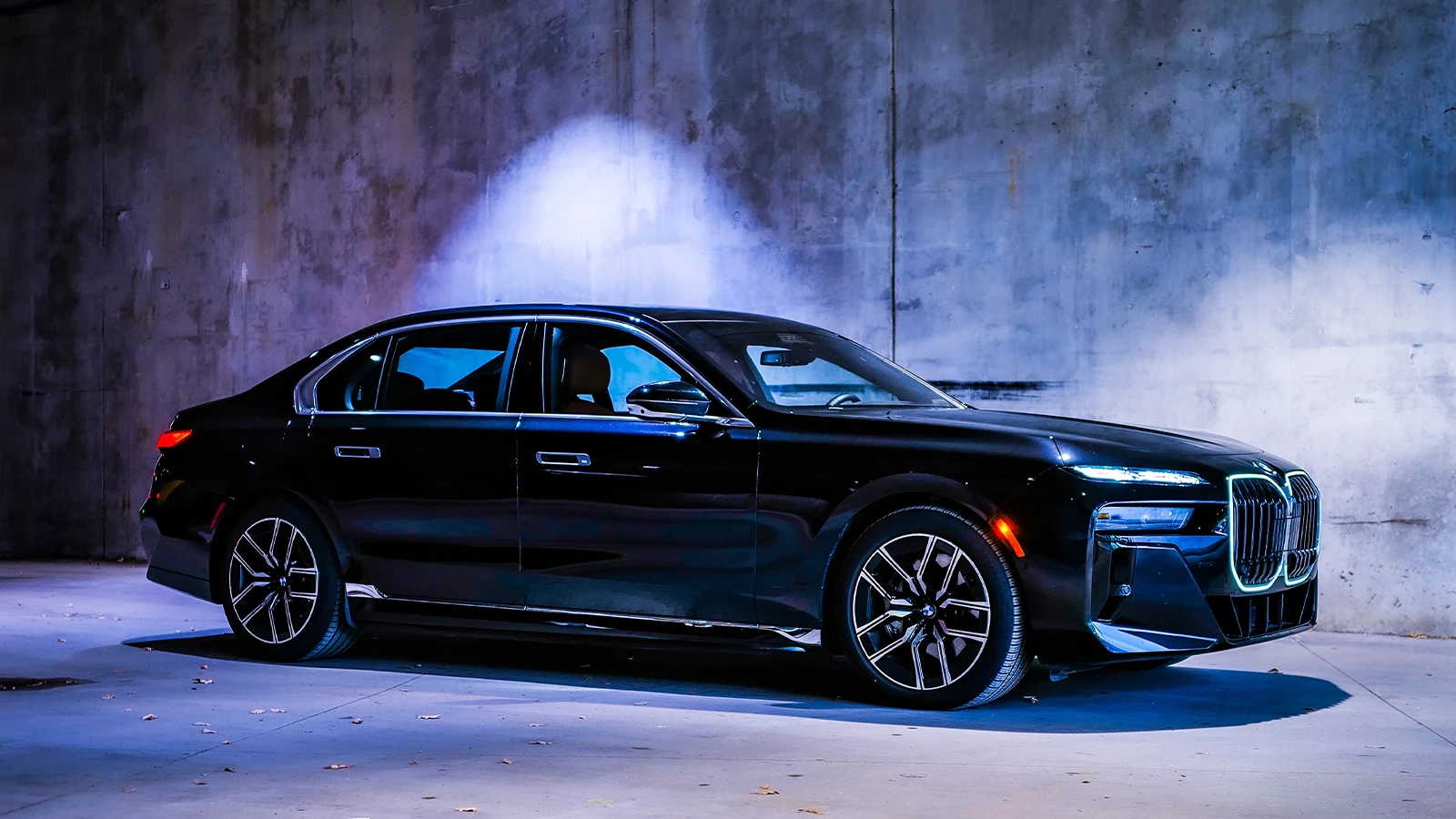 BMW 750: Đỉnh Cao Sang Trọng và Công Nghệ Trong Phân Khúc Sedan Hạng Sang 2 bmw 750 - Hình 3