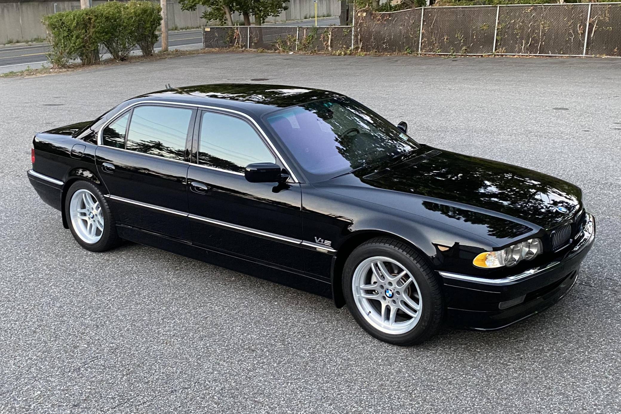 BMW 750il: Đỉnh Cao Xa Xỉ Và Sức Mạnh V8 Trong Lịch Sử Xe Hơi Đức 3 bmw 750il - Hình 3