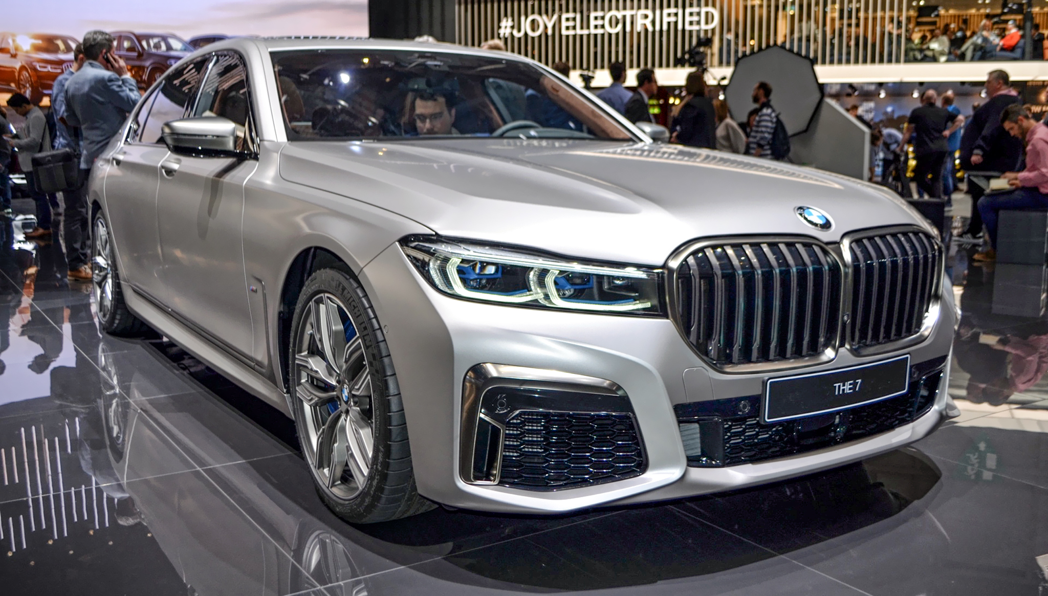 BMW 760Li Giá Bao Nhiêu? Phân Tích Chi Tiết Từ A-Z Cho Người Mua Xa Xỉ 2 bmw 760li giá - Hình 4