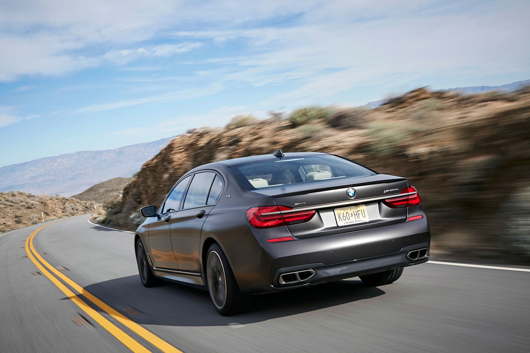 BMW 760Li V12: Đỉnh Cao Xa Xỉ Và Sức Mạnh 12 Xi Lanh Huyền Thoại 2 bmw 760li v12 - Hình 4