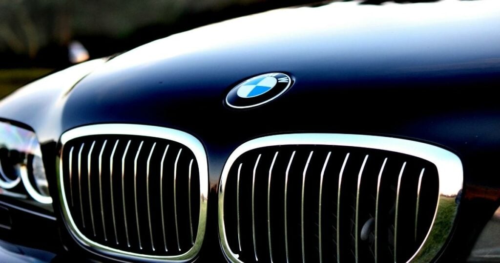 BMW Car Logo: Lịch Sử, Ý Nghĩa Và Những Bí Ẩn Đằng Sau Biểu Tượng Xe Hơi Đẳng Cấp 4 bmw car logo - Hình 2