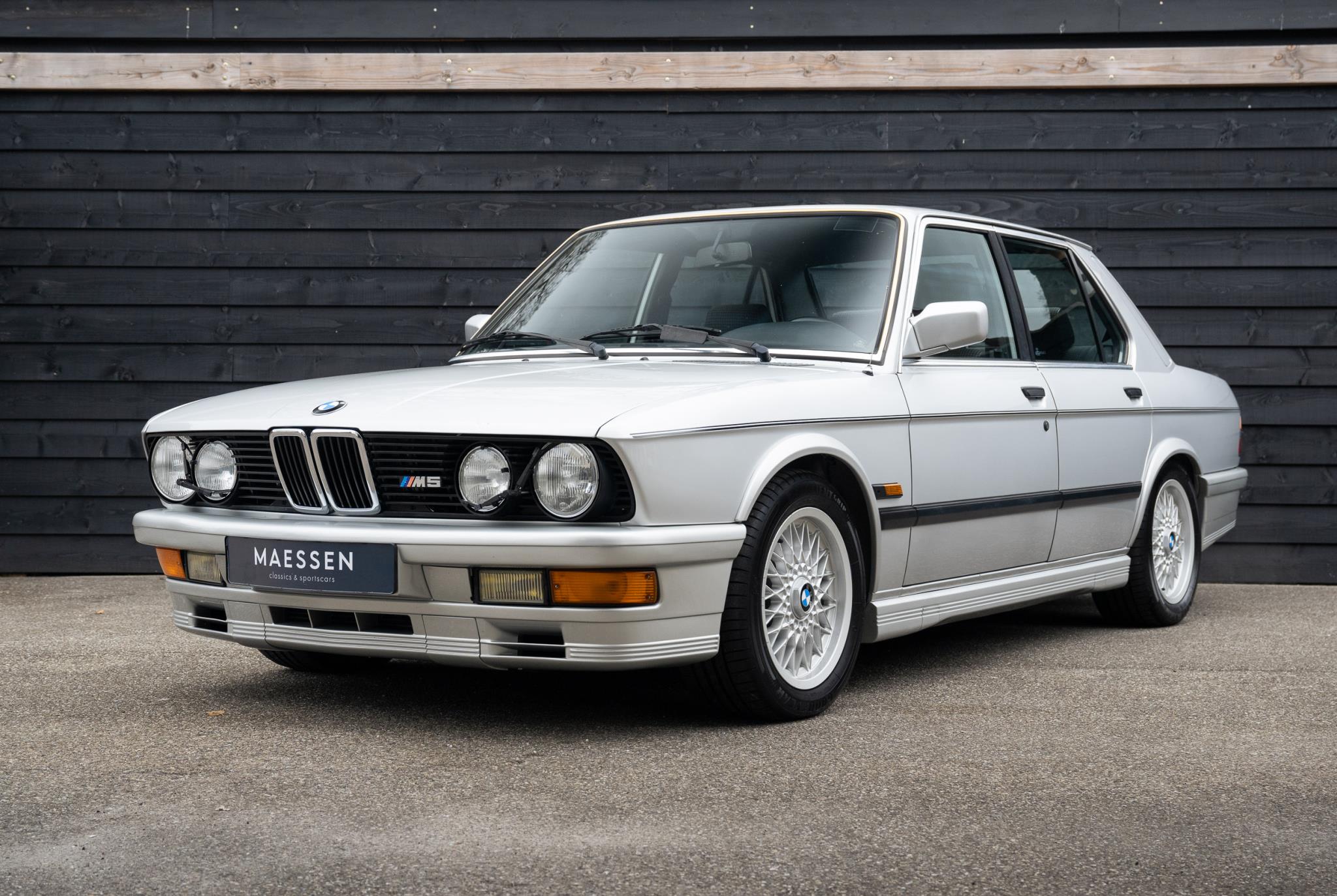 BMW E28: Huyền Thoại Sedan Hạng Sang Định Nghĩa Kỷ Nguyên 1980 3 bmw e28 - Hình 3