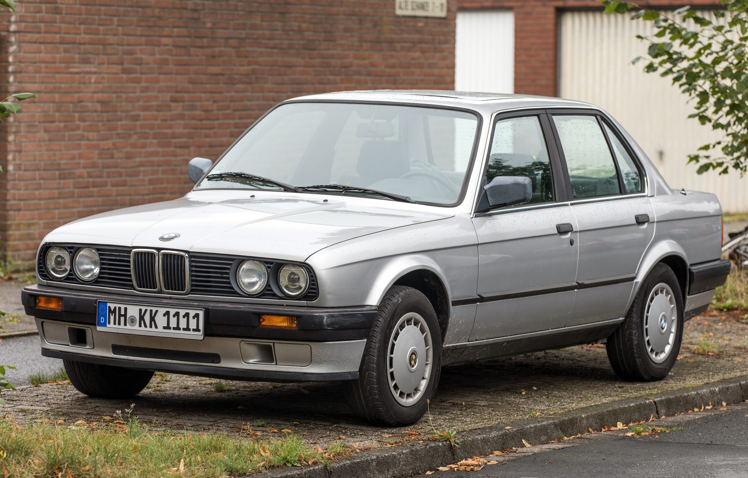 BMW E30: Huyền Thoại Mãi Xanh Trong Lòng Người Yêu Xe 4 bmw e30 - Hình 2