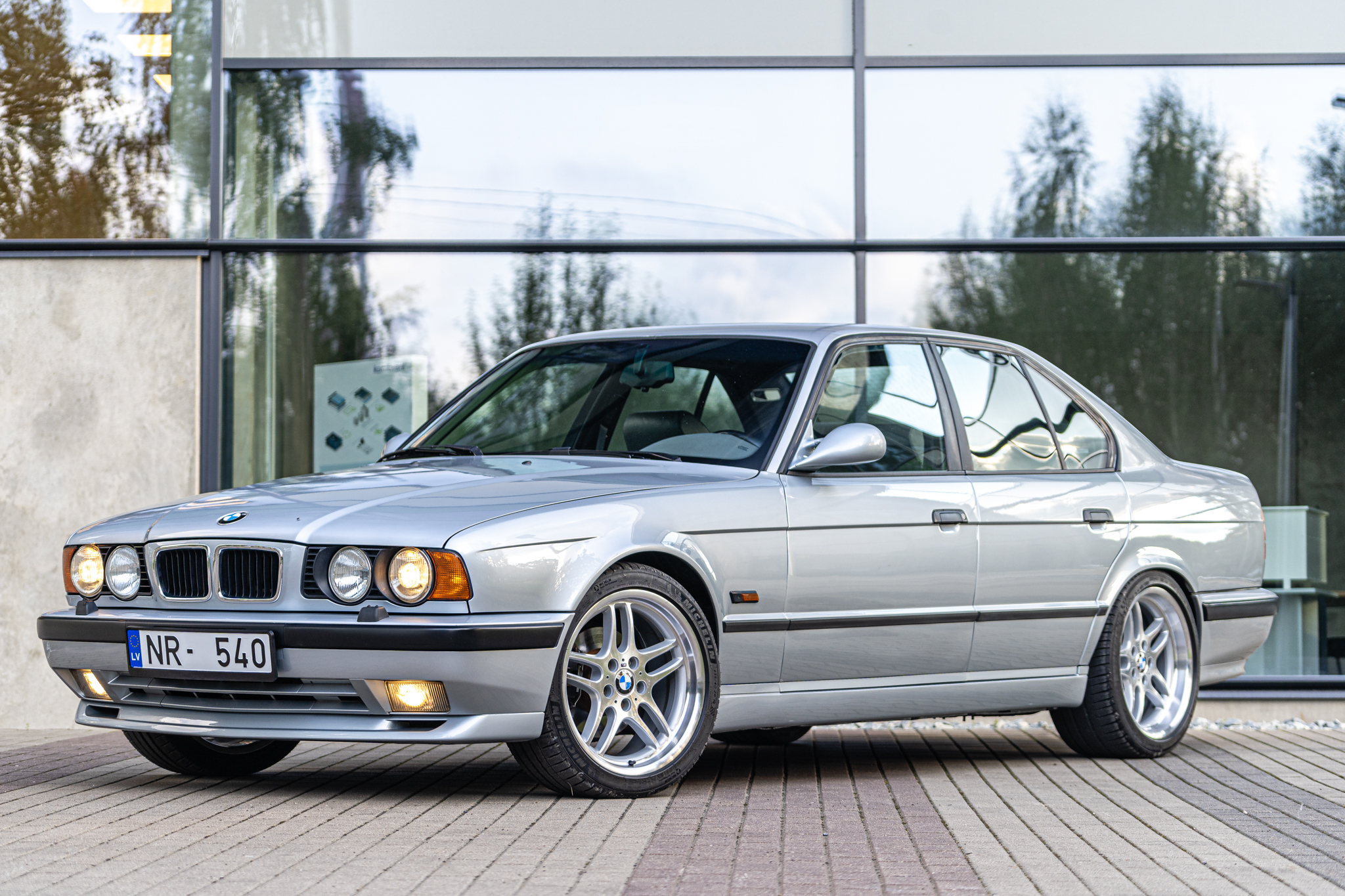 BMW E34: Huyền Thoại Dòng Xe Sang Trọng Và Thể Thao Định Nghĩa Kỷ Nguyên 1990 4 bmw e34 - Hình 2