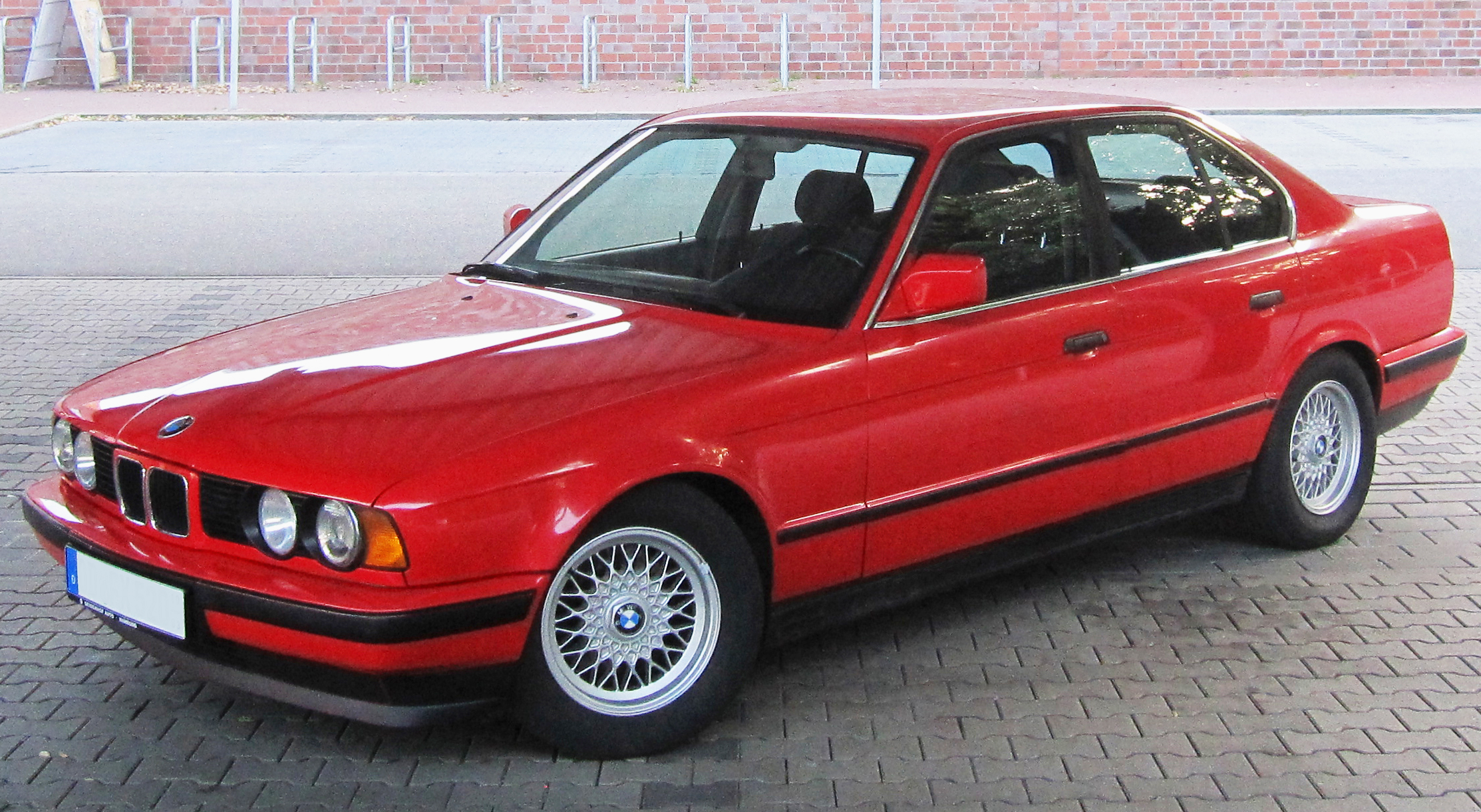 BMW E34: Huyền Thoại Dòng Xe Sang Trọng Và Thể Thao Định Nghĩa Kỷ Nguyên 1990 3 bmw e34 - Hình 3