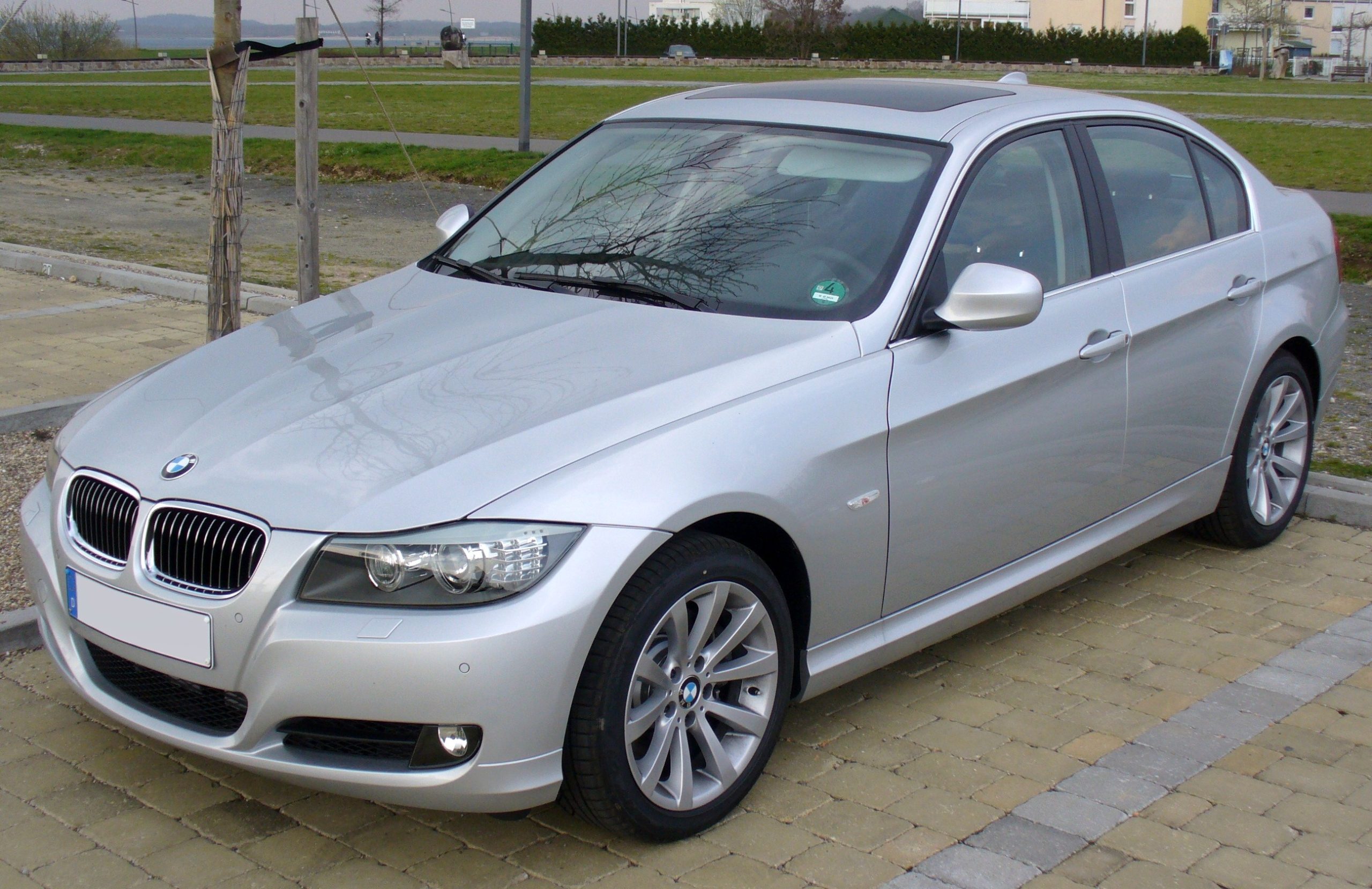 BMW E90: Đẳng Cấp Sedan Hạng Sang Cỡ Nhỏ Và Những Điều Cần Biết Trước Khi Mua 2 bmw e90 - Hình 4