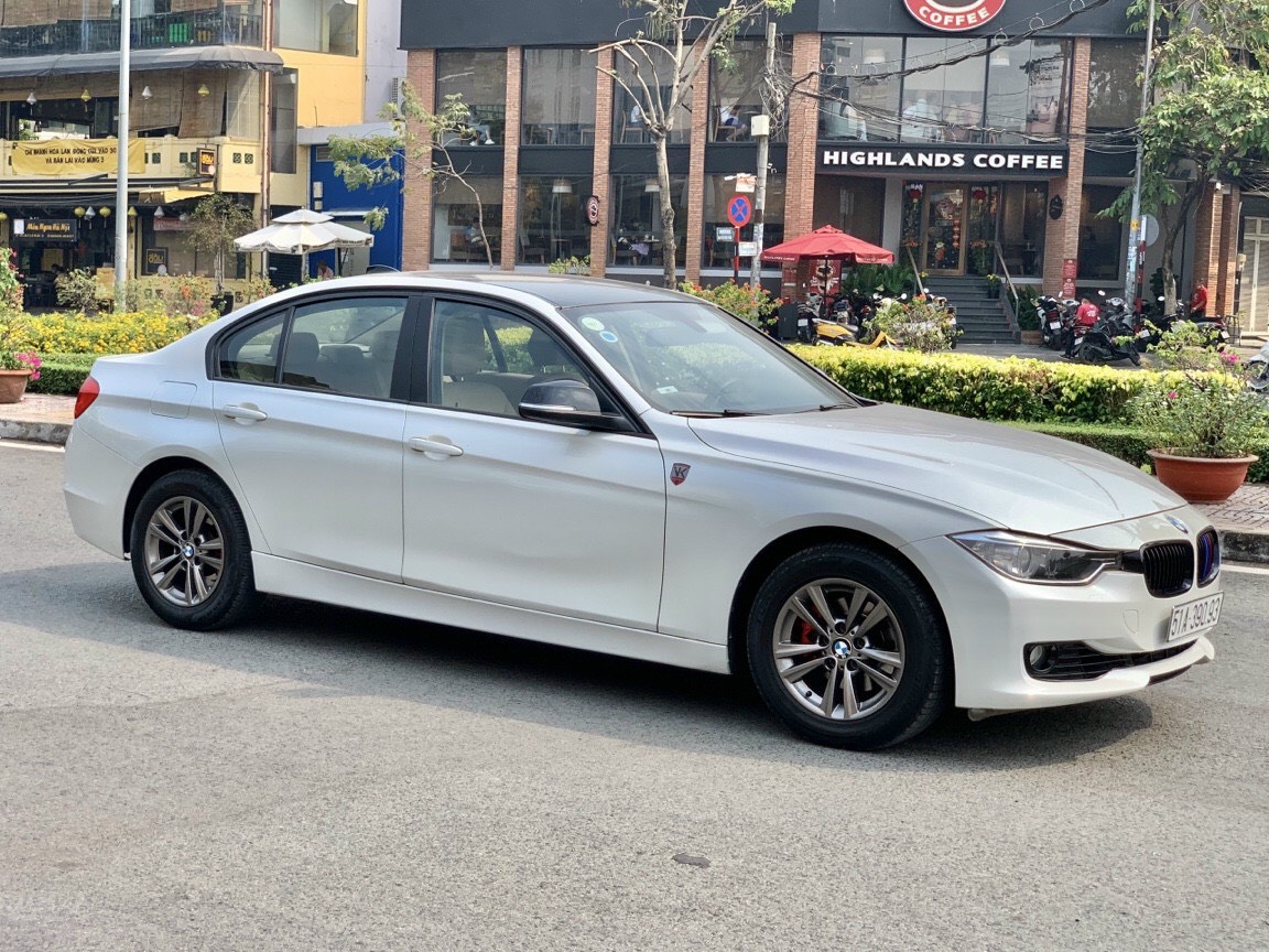 BMW F30 320i: Đánh giá chi tiết từ A-Z về động cơ, vận hành và kinh nghiệm mua xe 2 bmw f30 320i - Hình 4