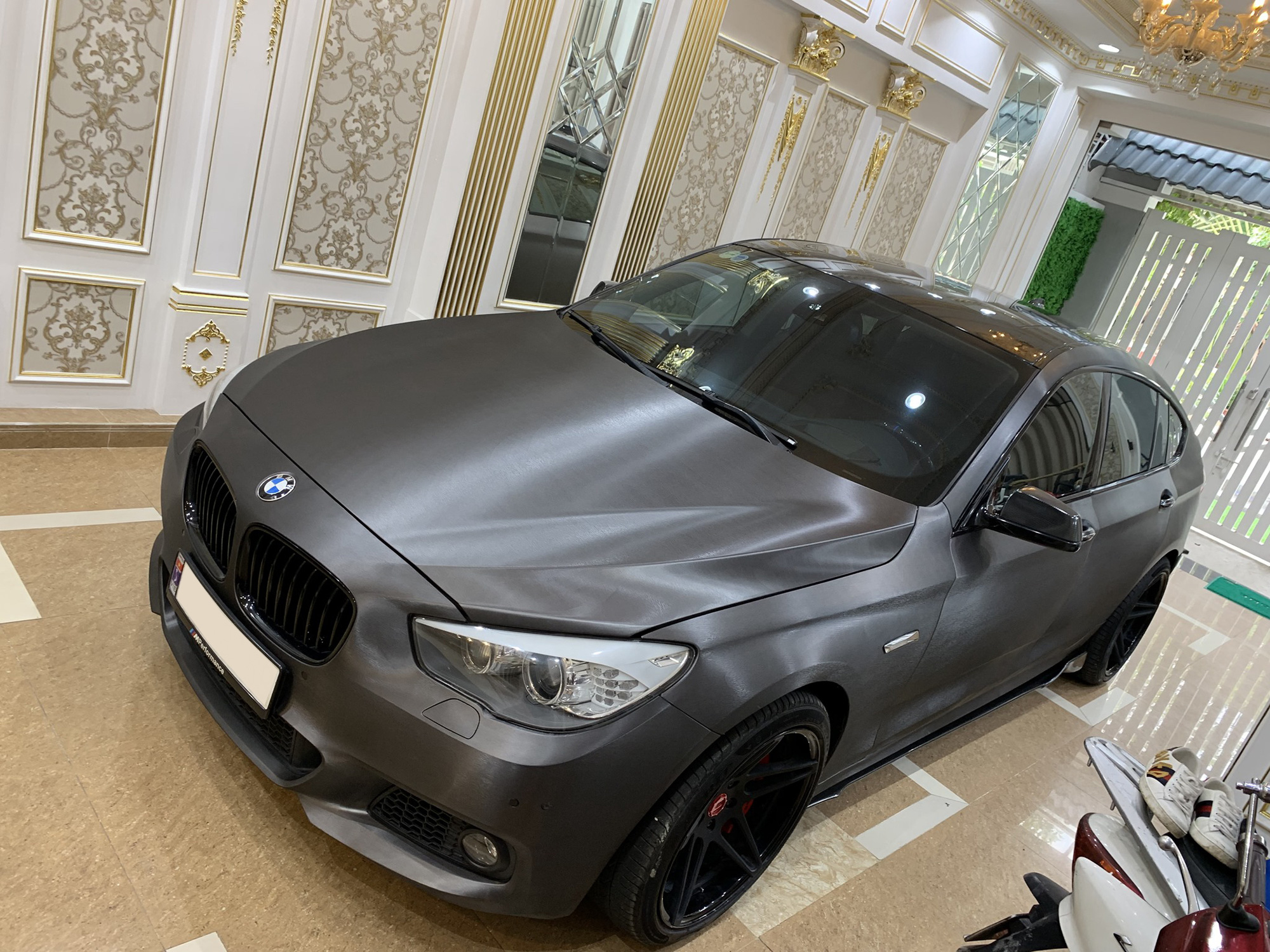BMW GT 535i Giá Bao Nhiêu? Phân Tích Chi Tiết Từ A-Z Cho Người Mua Xe 3 bmw gt 535i giá - Hình 2