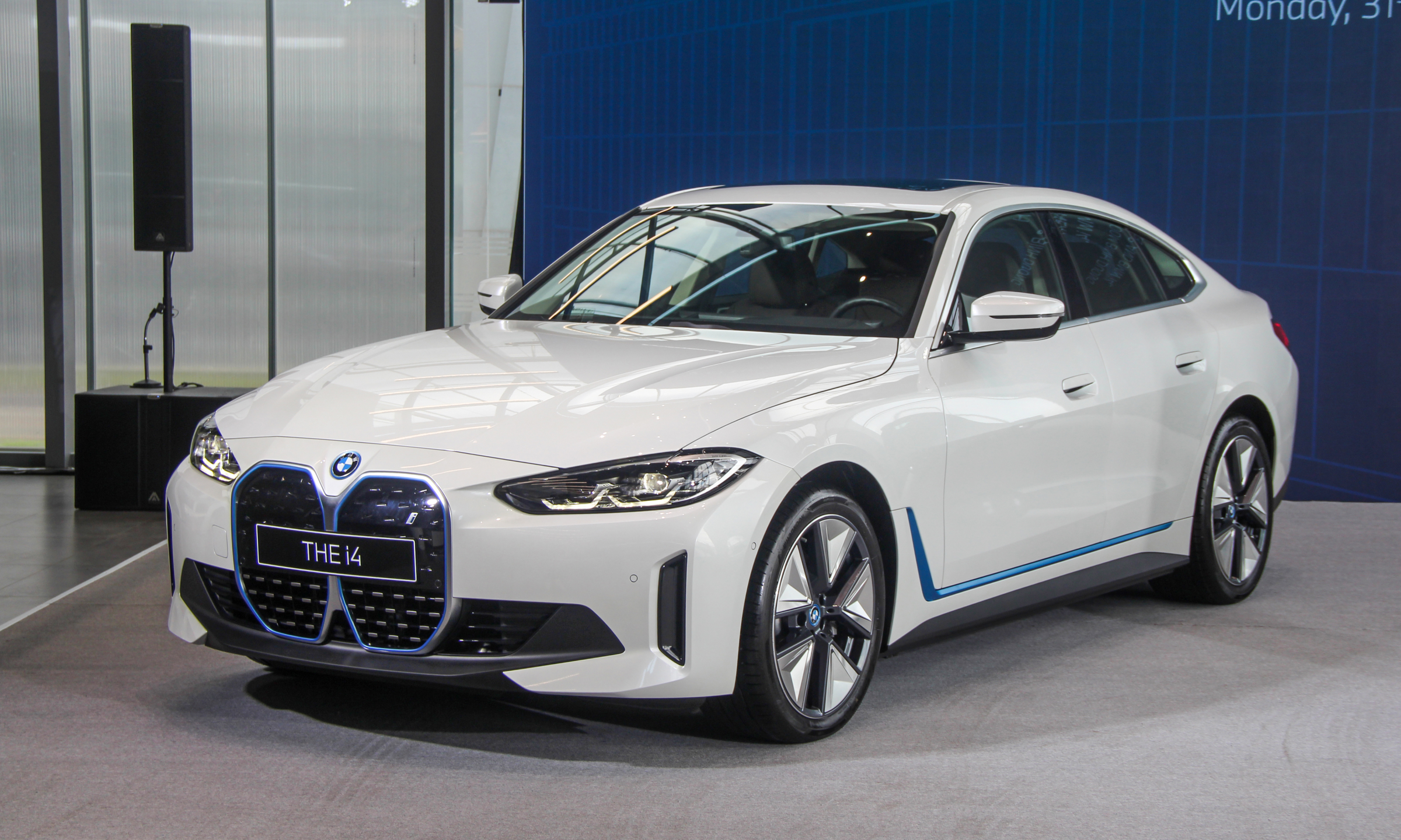 BMW i4: Đánh giá toàn diện về mẫu xe điện hạng sang đáng mua nhất 2025 4 bmw i4 - Hình 2