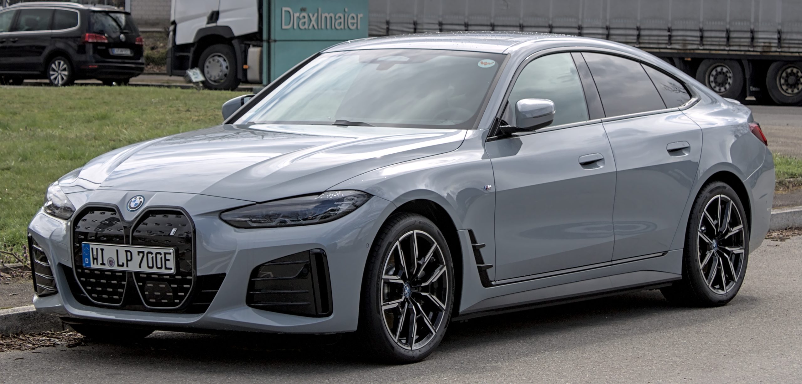 BMW i4: Đánh giá toàn diện về mẫu xe điện hạng sang đáng mua nhất 2025 3 bmw i4 - Hình 3
